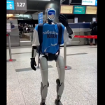 Robot hình người lần đầu đảm nhiệm vai trò tiếp viên hàng không