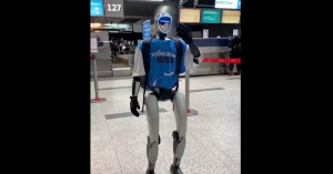 Robot hình người lần đầu đảm nhiệm vai trò tiếp viên hàng không